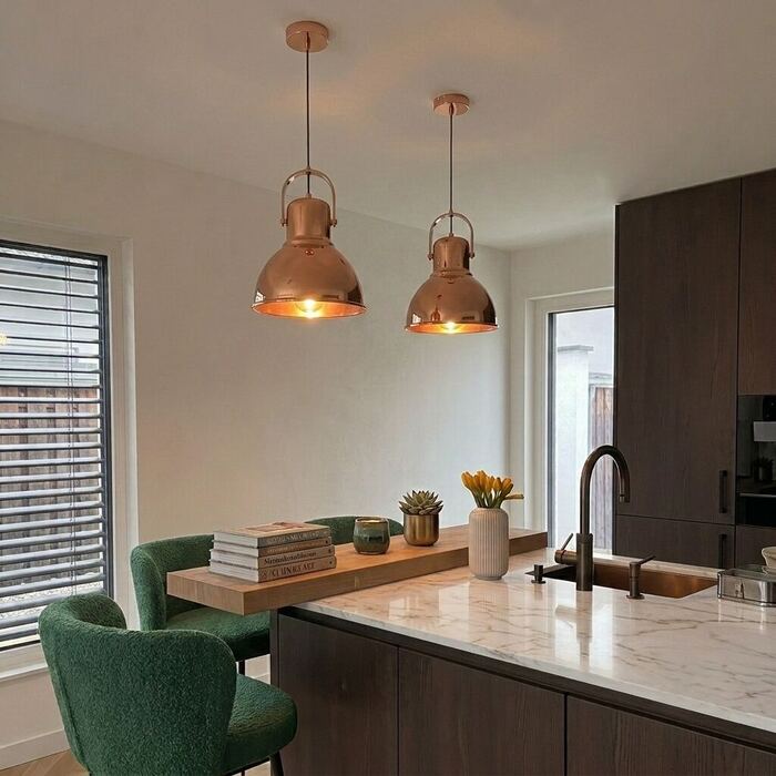 Cucina dopo l'installazione delle lampade a sospensione